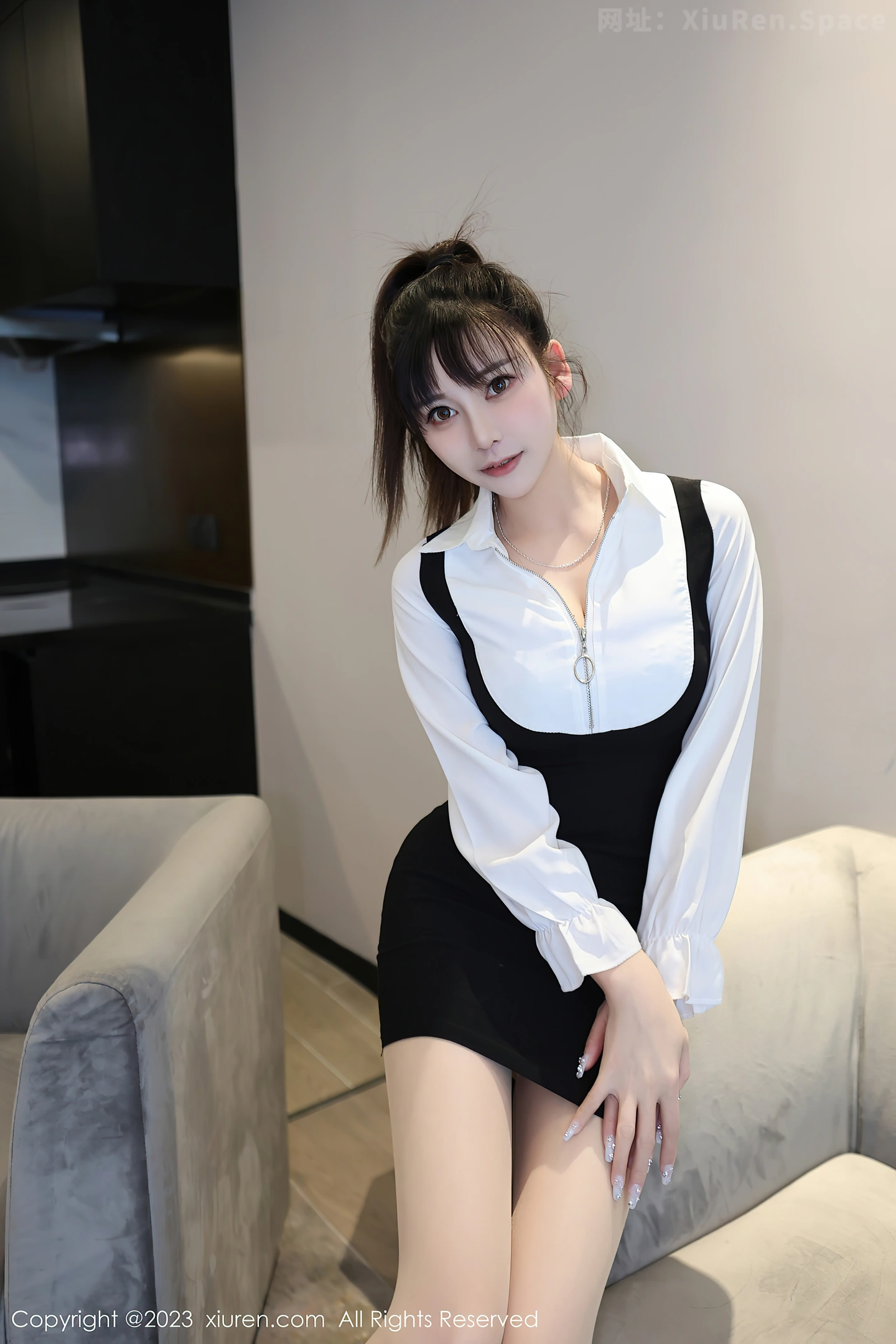 图片[3]-[XiuRen秀人网]2023.05.09 NO.6700 夏希 黑色背带连衣裙与灰色内衣加肉丝美腿性感私房写真集-秀人网官方网站